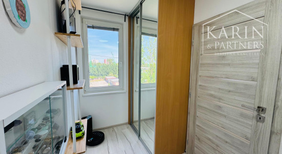 PRIESTRANNÝ 3,5-IZBOVÝ BYT S KLIMATIZÁCIOU A 2 BALKÓNMI V SKALICI
