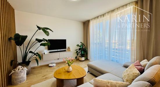 MODERNÝ BYT S KLIMATIZÁCIOU, BALKÓNOM A PARKOVANÍM