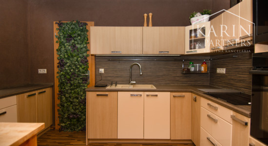 Na predaj 3 izbový byt priamo v Šamoríne, s garážou a pivnicou 96m2