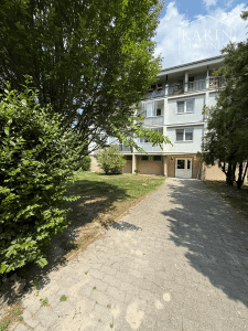 Na predaj 3 izbový byt priamo v Šamoríne, s garážou a pivnicou 96m2