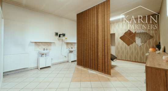 Zabehnutý komerčný priestor k podnikaniu (Salón)