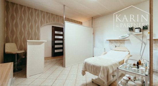 Zabehnutý komerčný priestor k podnikaniu (Salón)