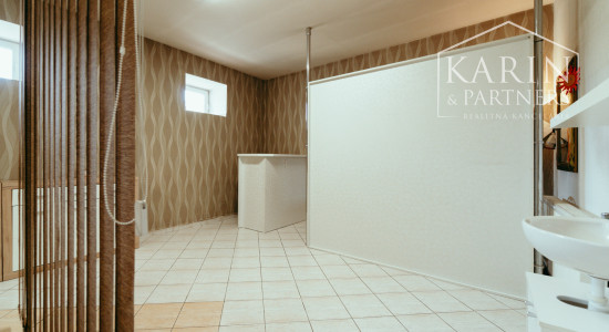 Zabehnutý komerčný priestor k podnikaniu (Salón)