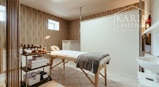 Zabehnutý komerčný priestor k podnikaniu (Salón)