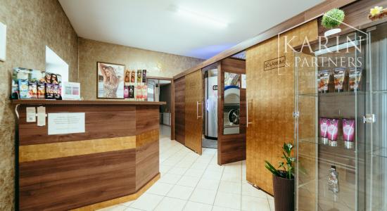 Zabehnutý komerčný priestor k podnikaniu (Salón)