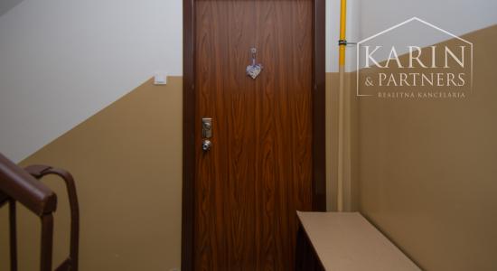 Na predaj 2 izbový byt v Rohovciach s garážou a dvoma záhradkami, kompletná rekonštrukcia