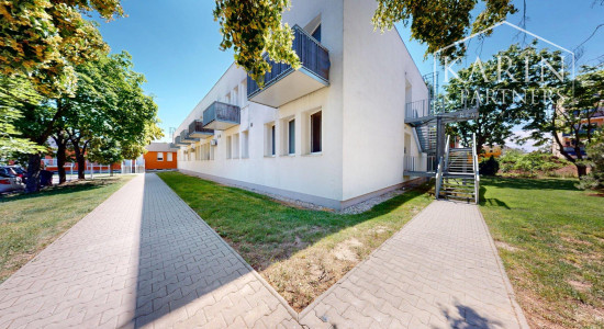 ÚTULNÝ ZARIADENÝ 2I BYT S BALKÓNOM, PIVNICOU A PARKOVACÍM MIESTOM