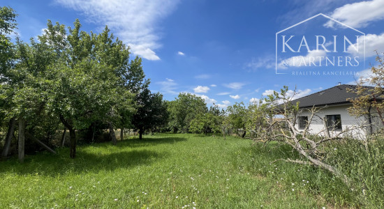 2i tehlový dom s vínnou pivnicou a pozemkom 1250 m²