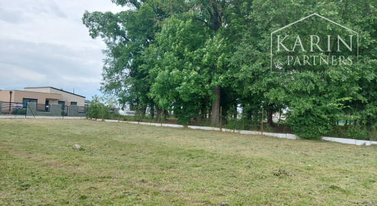 Rovinatý stavebný pozemok 512 m2, všetky IS