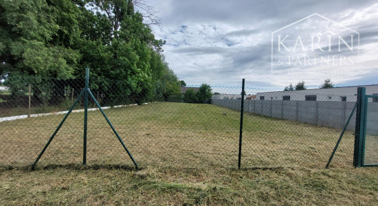 Rovinatý stavebný pozemok 512 m2, všetky IS