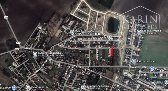 Rovinatý stavebný pozemok 512 m2, všetky IS
