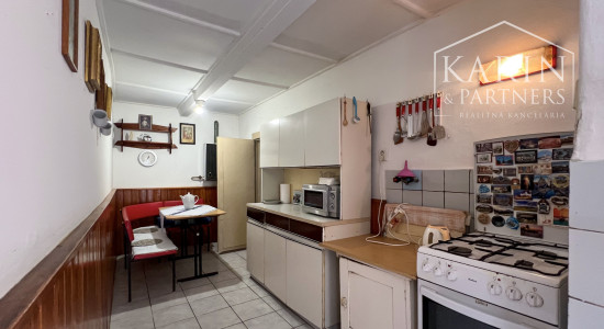 2i tehlový dom s vínnou pivnicou a pozemkom 1250 m²
