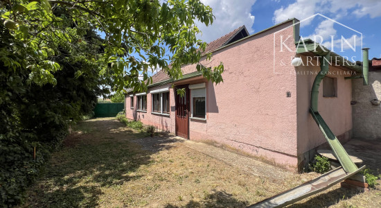 2i tehlový dom s vínnou pivnicou a pozemkom 1250 m²