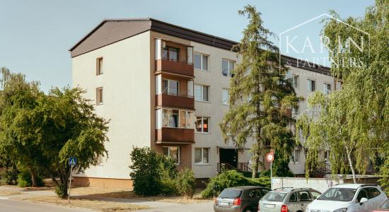 NA PREDAJ 1-IZBOVÝ BYT V SKALICI – KOMPLETNE ZARIADENÝ
