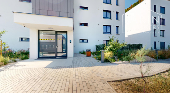1-IZBOVÝ BYT S BALKÓNOM, KOMUNITNÝM BAZÉNOM A PARKINGOM V PROJEKTE LAURIN DVOR – PODUNAJSKÉ BISKUPICE
