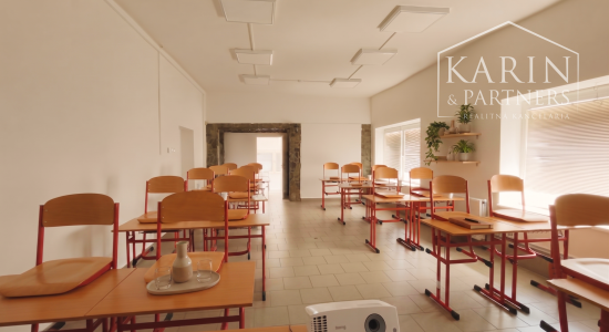 Luxusný štýlový rodinný dom s bazénom. terasou a dvojgarážou