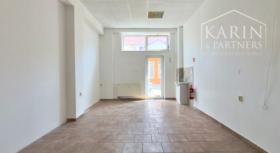 Prízemný prevádzkový priestor na prenájom v srdci mesta Holíč