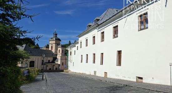 Úplne nový, slnečný podkrovný byt v historickom Hellovom dome – Dokonalá investícia v centre Banskej Štiavnice