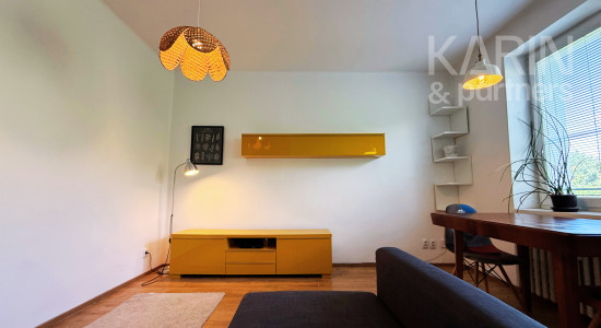 PRIESTRANNÝ ZARIADENÝ 2I BYT S BALKÓNOM A ŠATNÍKOM PRI RAČIANSKOM MÝTE