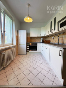 PRIESTRANNÝ ZARIADENÝ 2I BYT S BALKÓNOM A ŠATNÍKOM PRI RAČIANSKOM MÝTE