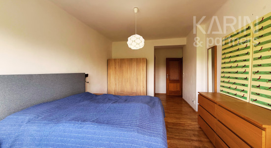 PRIESTRANNÝ ZARIADENÝ 2I BYT S BALKÓNOM A ŠATNÍKOM PRI RAČIANSKOM MÝTE