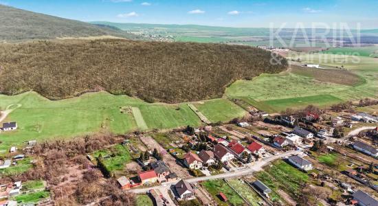 Stavebný pozemok s rozlohou 1758 m² v krásnej obci Lošonec.