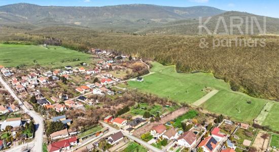 Stavebný pozemok s rozlohou 1758 m² v krásnej obci Lošonec.
