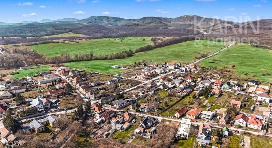 Stavebný pozemok s rozlohou 1758 m² v krásnej obci Lošonec.