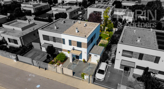 MODERNÝ 4I RODINNÝ DOM S OČARUJÚCOU ZÁHRADOU | ROVINKA RESIDENCE