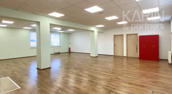 KANCELÁRSKY PRIESTOR, NITRA – FLEXIBILNÉ VYUŽITIE, 2 PARKOVACIE MIESTA
