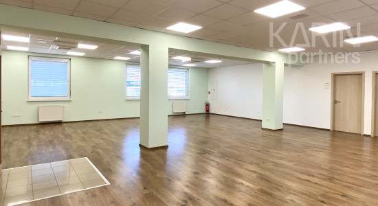 KANCELÁRSKY PRIESTOR, NITRA – FLEXIBILNÉ VYUŽITIE, 2 PARKOVACIE MIESTA