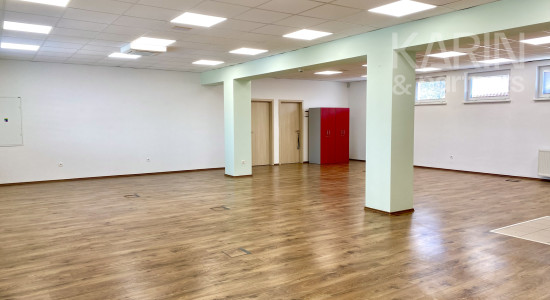 KANCELÁRSKY PRIESTOR, NITRA – FLEXIBILNÉ VYUŽITIE, 2 PARKOVACIE MIESTA
