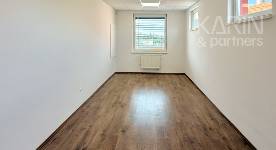KANCELÁRSKY PRIESTOR, NITRA – FLEXIBILNÉ VYUŽITIE, 2 PARKOVACIE MIESTA