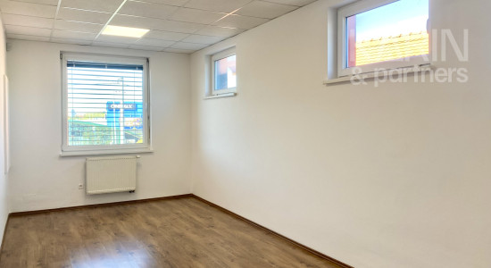KANCELÁRSKY PRIESTOR, NITRA – FLEXIBILNÉ VYUŽITIE, 2 PARKOVACIE MIESTA