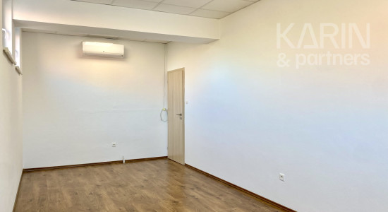 KANCELÁRSKY PRIESTOR, NITRA – FLEXIBILNÉ VYUŽITIE, 2 PARKOVACIE MIESTA