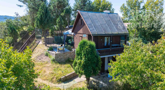 Rekreačná 3-podlažná chata v TOP stave s upraveným pozemkom a panoramatickým výhľadom, Brezno