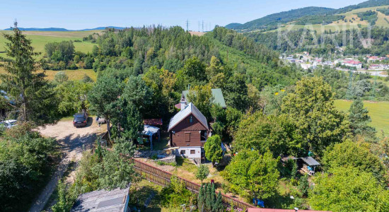 Rekreačná 3-podlažná chata v TOP stave s upraveným pozemkom a panoramatickým výhľadom, Brezno