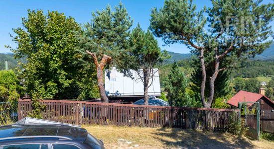 Rekreačná 3-podlažná chata v TOP stave s upraveným pozemkom a panoramatickým výhľadom, Brezno
