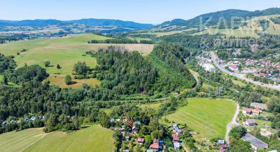 Rekreačná 3-podlažná chata v TOP stave s upraveným pozemkom a panoramatickým výhľadom, Brezno