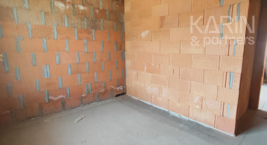 Priestranný 4-izbový dom s garážou, 2 kúpeľňami a nízkymi nákladmi, Nové Zámky