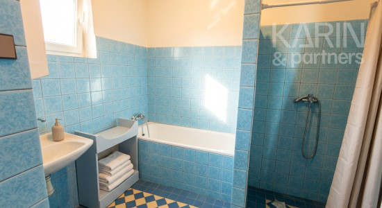 Rodinný dom v tichej lokalite, s garážou, studňou a veľkou záhradou v obci Zemné