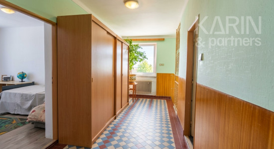 Rodinný dom v tichej lokalite, s garážou, studňou a veľkou záhradou v obci Zemné