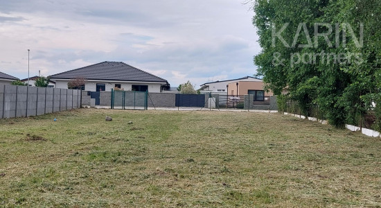 Rovinatý stavebný pozemok 1 116 m2, všetky IS, možnosť rozdelenia na 2 pozemky