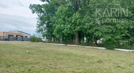 Rovinatý stavebný pozemok 1 116 m2, všetky IS, možnosť rozdelenia na 2 pozemky
