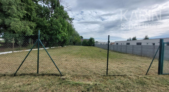 Rovinatý stavebný pozemok 1 116 m2, všetky IS, možnosť rozdelenia na 2 pozemky