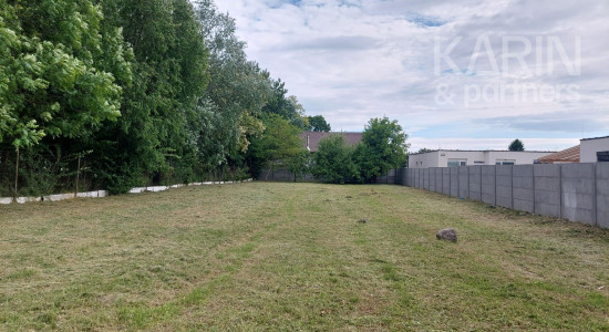 Rovinatý stavebný pozemok 1 116 m2, všetky IS, možnosť rozdelenia na 2 pozemky