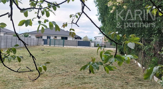 Rovinatý stavebný pozemok 1 116 m2, všetky IS, možnosť rozdelenia na 2 pozemky