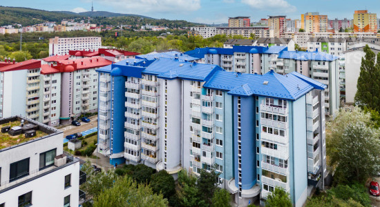 ČIASTOČNE ZREKONŠTRUOVANÝ 2I BYT S PIVNICOU A 2 PARKOVACÍMI MIESTAMI