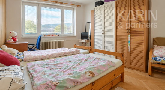 Unikátny 3-izbový byt s balkónom, krbom, vlastným pozemkom (185 m²) a dvoma prístreškami na auto v Medzibrode