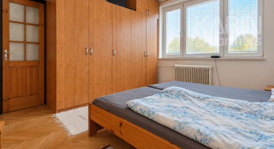 Unikátny 3-izbový byt s balkónom, krbom, vlastným pozemkom (185 m²) a dvoma prístreškami na auto v Medzibrode